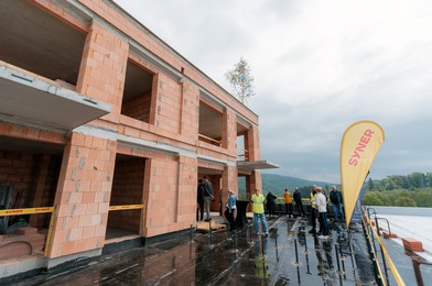 Vztyčení „glajchy“ a zastřešení první etapy nové čtvrti v Liberci – Nová Kunratická